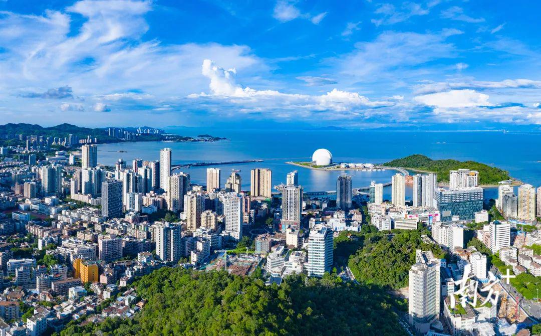 岭南庭院油纸伞下，独白演绎粤韵风情